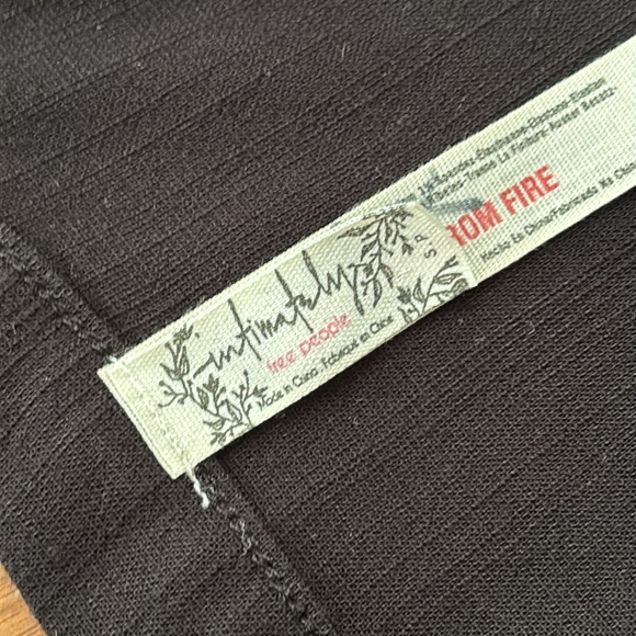 Black V-Neck Buttoned Women's Top - Picture 5 of 6